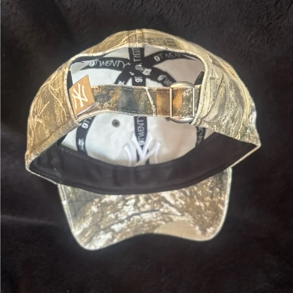 New Era Women's NY Yankees Camo Cap with White Logo - Picture 3 of 5